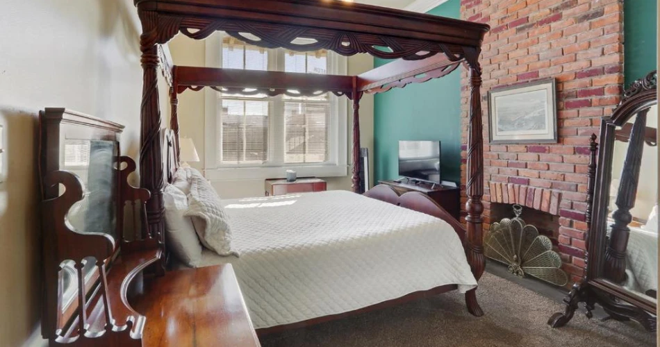 From Jazz Clubs to Comfortable Beds: Top Hotels Near Bourbon Street
